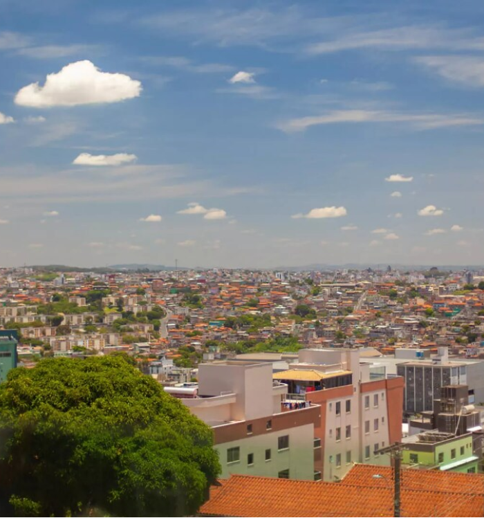 A imagem mostra a extensão urbana do Barreiro, mesclando áreas residenciais e arborizadas, ilustrando o equilíbrio entre desenvolvimento e qualidade de vida que atrai quem busca o primeiro imóvel com infraestrutura e acessibilidade. Vista aérea do Barreiro com destaque para áreas residenciais e verde.
