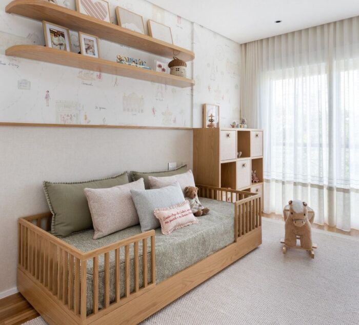 A imagem ilustra uma paleta de cores moderna com pintura geométrica, ideal para transformar o ambiente com leveza e personalidade. Parede com pintura geométrica em tons suaves e decoração infantil com estante e brinquedos.