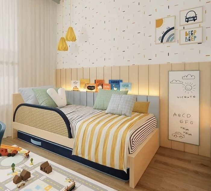 O espaço mostra como o uso de móveis multifuncionais, decoração com adesivos delicados e iluminação acolhedora cria um quarto seguro e estimulante, ideal para crianças pequenas em apartamentos compactos. Quarto infantil com cama multifuncional e parede temática suave.