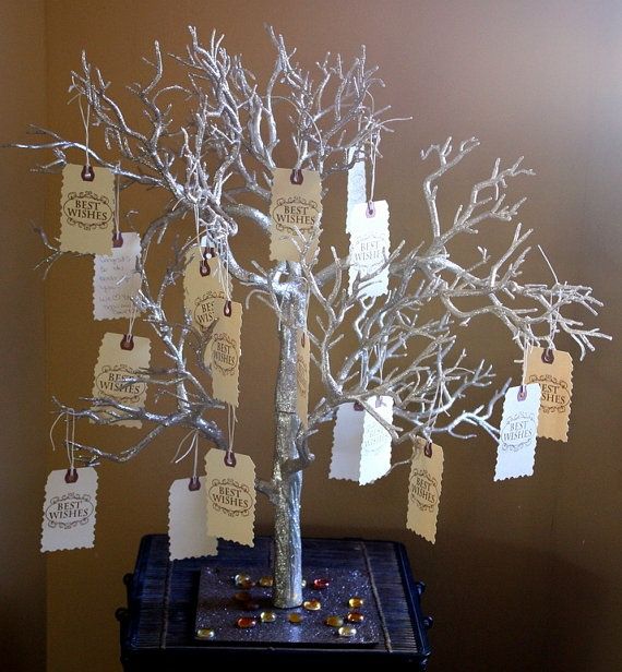 Árvore decorativa com cartões para que os convidados deixem mensagens. Pedidos de Ano Novo.
