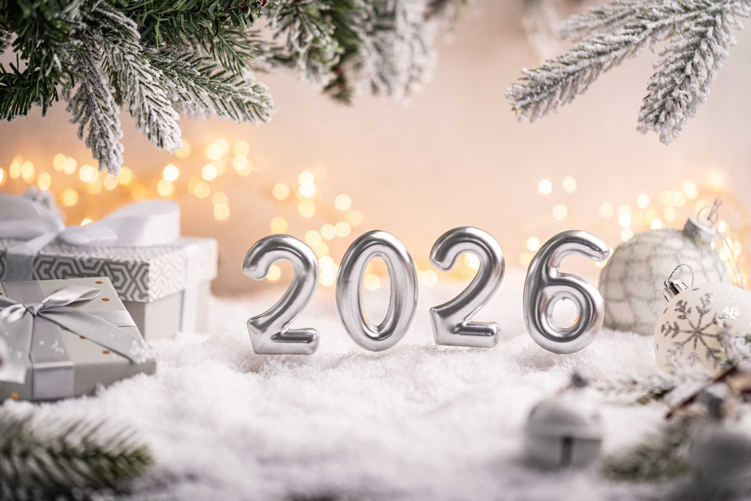 Cena prateada de Ano Novo de 2026 com presentes e ornamentos na neve.