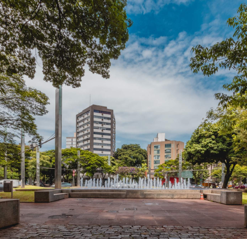 Praça Diogo de Vasconcelos - Praça da Savassi, localizada na região Centro-Sul de Belo Horizonte. Praça da Savassi.