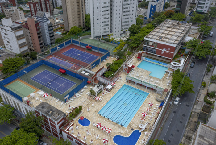 Barroca Tênis Clube. Parque aquático e quadras do Barroca Tênis Clube.