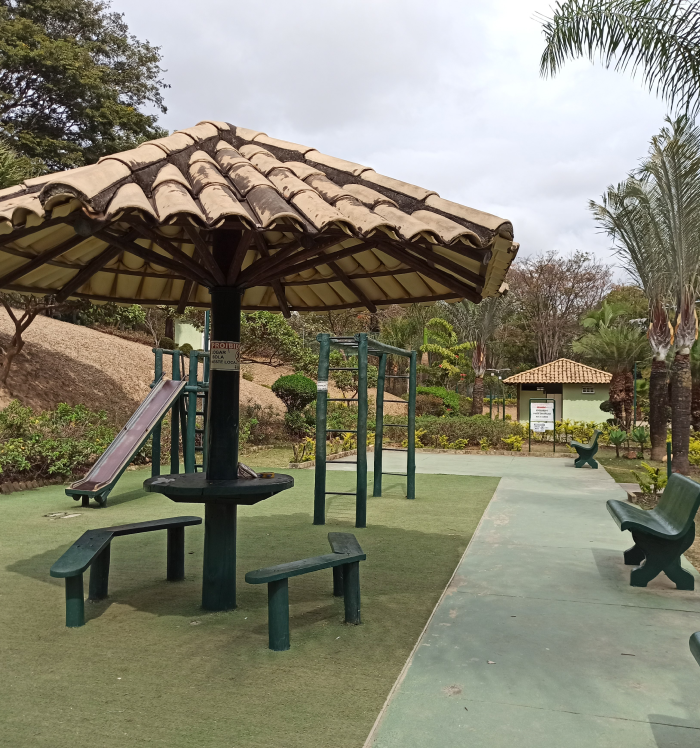 Como opções de lazer, o parque oferece brinquedos, mesas de jogos, equipamentos para ginástica, quadra esportiva e recantos para contemplação. Espaço para descanso no Parque Cássia Eller.